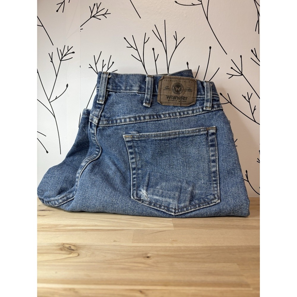 Wrangler Men's 36 Relaxed Fit Denim Jean Shorts Blue Distressed